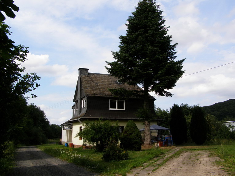 Bahnhof
der ehemalige Bahnhof ist heute in Privatbesitz (09/06)	Bahnhof
von den Gleisen aus gesehen (09/06)
Niederahr
von Seite gesehen ist der Bahnhofstraße fast von Bäumen versteckt (07/08)
	Niederahr
auch von den Gleisen gesehen ist der Bahnhofstraße fast nicht mehr zu erkennen (07/08)
Niederahr
die Eisenbahnbrücke über die B255 am Ortseingang von Niederahr (07/08)
	Laternen
alte Laternen von Zügen und Ölkanne im kleinen Heimatmuseum im Rathhaus Niederahr  (09/06)



Bahnhof
der ehemalige Bahnhof ist heute in Privatbesitz (09/06)	Bahnhof
von den Gleisen aus gesehen (09/06)
Niederahr
von Seite gesehen ist der Bahnhofstraße fast von Bäumen versteckt (07/08)
	Niederahr
auch von den Gleisen gesehen ist der Bahnhofstraße fast nicht mehr zu erkennen (07/08)
Niederahr
die Eisenbahnbrücke über die B255 am Ortseingang von Niederahr (07/08)
	Laternen
alte Laternen von Zügen und Ölkanne im kleinen Heimatmuseum im Rathhaus Niederahr  (09/06)


Herschbach