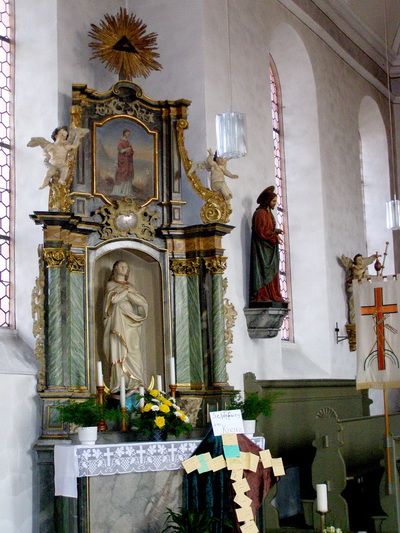 Im Jahr 2001 feierte sie ihr 260 jähriges Bestehen (04/09)



Diese kleine Kapelle wurde erst vor ein paar Jahren eingerichtet. Vorher diente das kleine Gebäude als Lagerraum, bzw. als Spritzenhaus, wie mir eine Bewohnerin von Eisen sagte.

Kirche