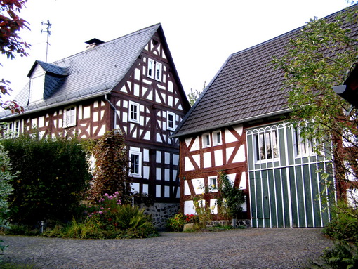 Ortsansicht
Ortsansicht von Westen aus Richtung Steinfrenz-Bahnhof kommend (Ortsteil Pütschbach) (10/08)

Fachwerkhaus